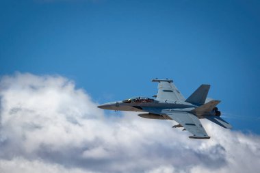 EA-18G Growler, Arizona, Tucson 'daki 2023 Thunder ve Lightning Over Arizona hava gösterisinde gökyüzünde..