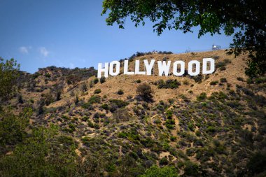 Hollywood simgesi olan Hollywoodland tabelası 1923 'te Beachwood Kanyonu' nda Los Angeles, Kaliforniya 'daki Santa Monica Dağları' nda bulunur..