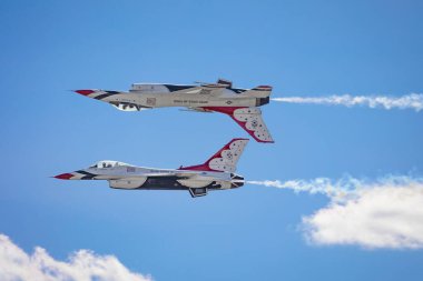 ABD Hava Kuvvetleri Thunderbirds, Arizona, Tucson 'daki 2023 Thunder and Lightning Over Arizona' da konser verdi..