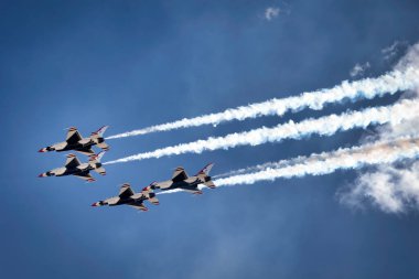 ABD Hava Kuvvetleri Thunderbirds, Arizona, Tucson 'daki 2023 Thunder and Lightning Over Arizona' da konser verdi..