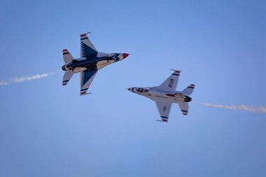 ABD Hava Kuvvetleri Thunderbirds, Arizona, Tucson 'daki 2023 Thunder and Lightning Over Arizona' da konser verdi..