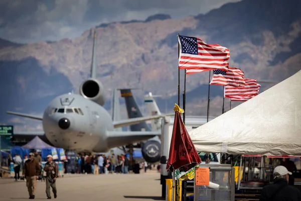 Banderas Estadounidenses Soplan Viento Espectáculo Aéreo Thunder Lightning Arizona 2023 — Foto de Stock