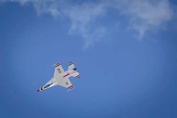 Ένας Πιλότος Την Πολεμική Αεροπορία Των Ηπα Thunderbirds Πετά Πάνω — Φωτογραφία Αρχείου