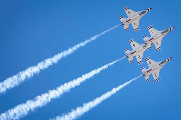 Thunderbirds Της Πολεμικής Αεροπορίας Των Ηπα Παίζουν Στο Thunder Lightning — Φωτογραφία Αρχείου