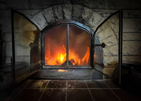 亚利桑那州大峡谷国家公园大楼内的一个壁炉 — 图库照片