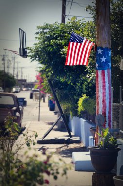 Chihuahuita 'da veya First Ward' da gururla dalgalanan bir Amerikan bayrağı El Paso, Teksas 'ın en eski mahallelerinden biri olarak kabul edilir..