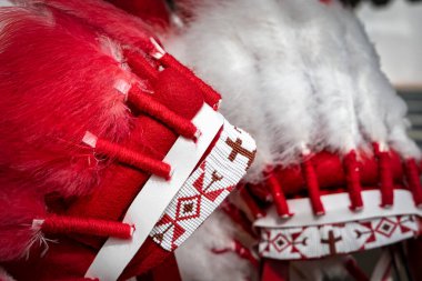 Bir Amerikan yerlisi başlığı El Paso yakınlarındaki San Elizario, Teksas 'ta bir festivalde duruyor..