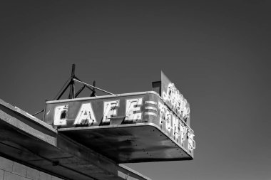 Bir yaz günü ve El Paso, Teksas 'ta Chuco Burgers' ın üstündeki neon tabela..