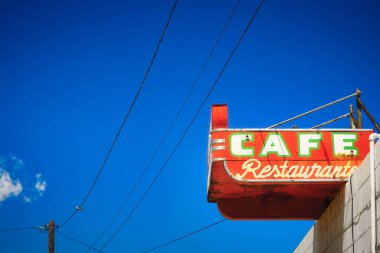 Bir yaz günü ve El Paso, Teksas 'ta Chuco Burgers' ın üstündeki neon tabela..