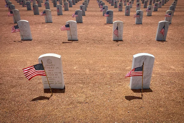 テキサス州エルパソのフォート ブリス国立墓地の墓の旗 — ストック写真