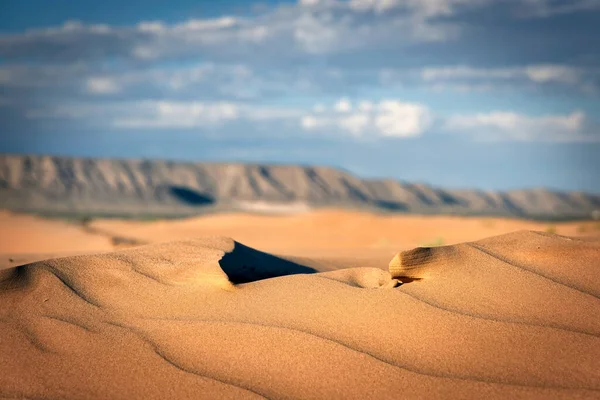 背景に崖のある砂丘は テキサス州ホライズン市の近くに立っています — ストック写真
