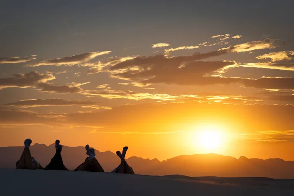 Mensen Kijken Naar Zonsondergang Boven Bergen White Sands National Park — Stockfoto