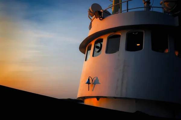 Reggeli Nap Felmelegíti Egy Halászhajó Orrát Manitowoc Kikötőjében Wisconsinban — Stock Fotó