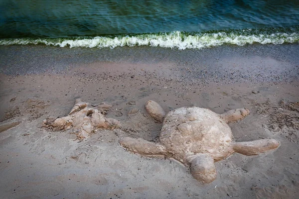 在威斯康星州的密西根湖畔 一个由海龟和海星制成的沙雕开始被冲走 这是在参加沙雕节的游客留下的 — 图库照片