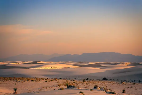 太陽はニューメキシコ州アラモゴルド近くのホワイトサンズ国立公園の砂漠の砂丘に沈む — ストック写真