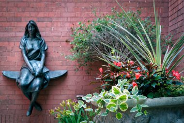 Wisconsin, Manitowoc 'taki Rahr-West Sanat Müzesi' nin avlusundaki bir saksının çiçekleri..
