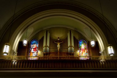 El Paso, Teksas 'taki Aziz Patrick Katedrali' nin arka balkonundaki boru orgu ve haç..