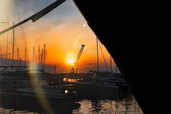 Πρωινός Ήλιος Ανατέλλει Και Ζεσταίνει Τόξο Μιας Ψαρόβαρκας Στο Λιμάνι — Φωτογραφία Αρχείου