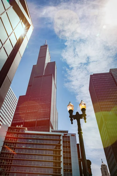 イリノイ州シカゴのダウンタウンエリアと高層ビルで 太陽を眺めながら — ストック写真