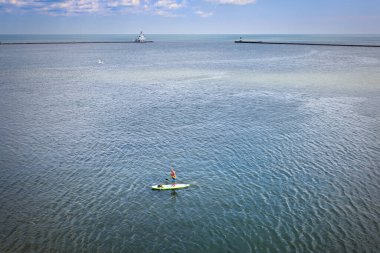 Manitowoc, Wisconsin 'deki Michigan Gölü limanında bir kürekçi..