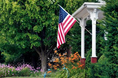 Vatansever bir yaz sahnesi ve Manitowoc, Wisconsin 'de güzel bir bahçe..