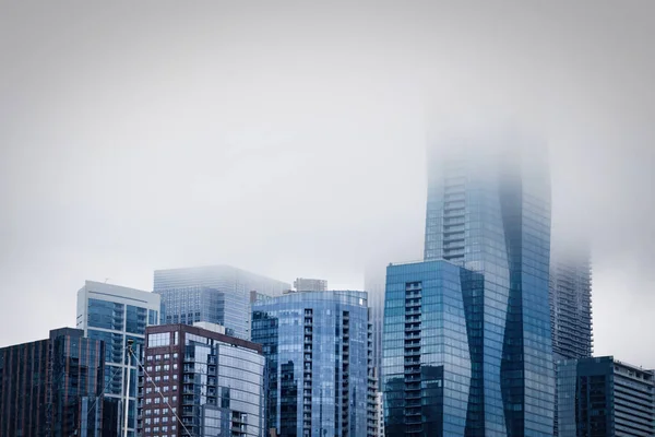 Centro Ciudad Con Rascacielos Que Extienden Hasta Niebla Como Desde —  Fotos de Stock