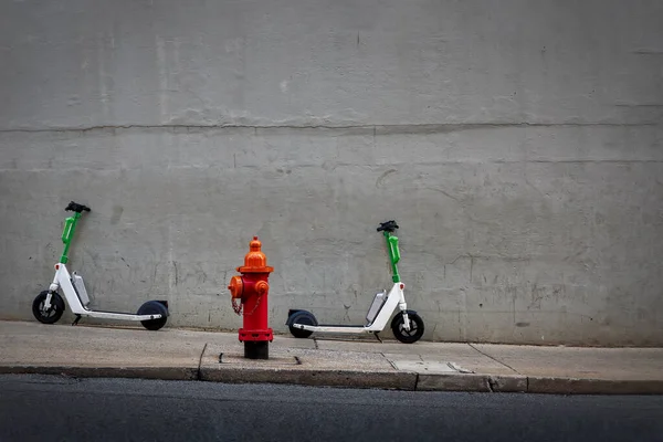 Passeio Uma Colina Com Duas Scooters Estacionadas Lado Hidrante Fogo — Fotografia de Stock