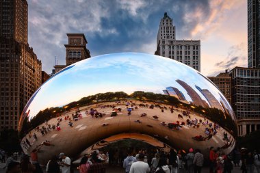 Resmi adı Cloud Gate ama sanatçı Anish Kapoor tarafından Chicago, Illinois 'deki Millennium Park' ta 