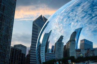 Resmi adı Cloud Gate ama sanatçı Anish Kapoor tarafından Chicago, Illinois 'deki Millennium Park' ta 