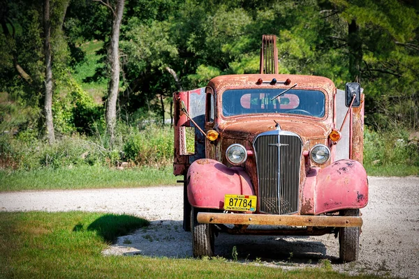 Автобус Chevrolet 1937 Года Стоит Обочине Дороги Возле Мэнитуока Штат — стоковое фото