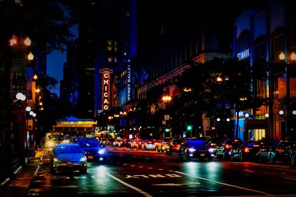 Автомобильные Огни Дождливым Вечером Углу Мэдисон Стейт Стрит Центре Чикаго — стоковое фото