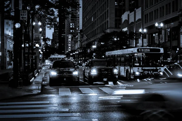Φώτα Αυτοκινήτου Μια Βροχερή Βραδιά Στη Γωνία Μάντισον Και Στέιτ — Φωτογραφία Αρχείου