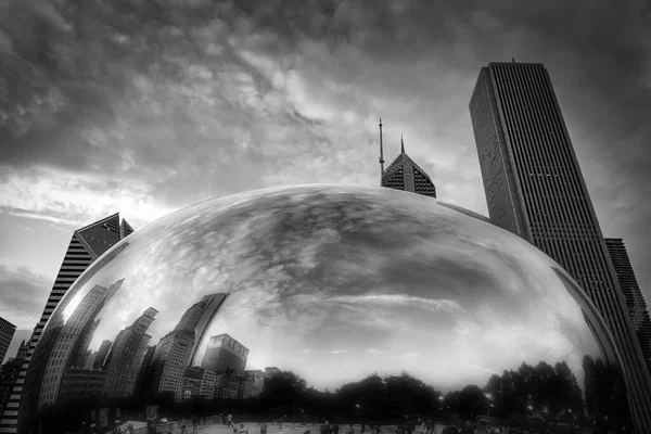 公式にはクラウドゲートと呼ばれていたが イリノイ州シカゴのミレニアムパークでアーティストアニッシュ カプールによって ビーン として知られている — ストック写真