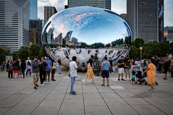 공식적으로 클라우드 게이트라고하지만 일리노이 시카고의 밀레니엄 파크에서 아티스트 Anish Kapoor에 — 스톡 사진