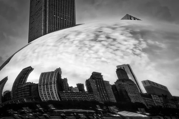 公式にはクラウドゲートと呼ばれていたが イリノイ州シカゴのミレニアムパークでアーティストアニッシュ カプールによって ビーン として知られている — ストック写真