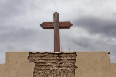 El Paso, Teksas yakınlarındaki bozulmakta olan bir mezarlık kapısında bir haç..