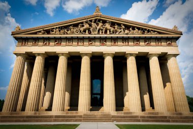 Tennessee 'nin 1897 Centennial Sergisi için inşa edilen Yunan Partenonu' nun bu kopyası Nashville, Tennessee 'deki Centennial Park' ta duruyor..