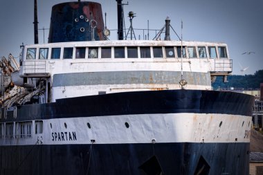 SS Spartan, Michigan Gölü 'nden emekli bir araba feribotu ve şimdi de SS Porsuğu için yedek bir gemi Ludington, Michigan' a yanaştı..