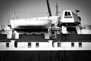 SS Spartan 'daki köprünün kenarı, Michigan Gölü' nün emekli bir feribotu ve şimdi de Michigan, Ludington 'a yanaşmış bir SS Porsuğu gemisi..