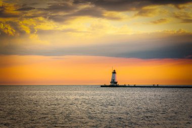 Michigan Gölü üzerinde gün batımı ve Ludington, Michigan 'daki deniz feneri.