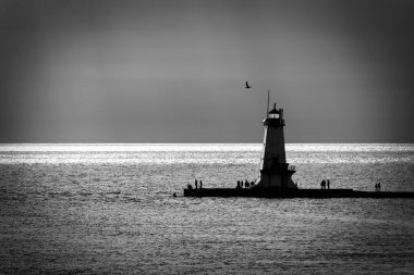 İnsanlar Ludington, Michigan 'da, iskelede yürürken....