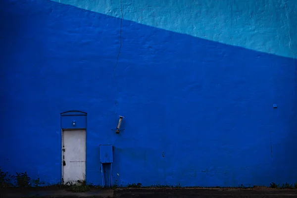 Сонце Сходить Блакитну Стіну Білі Двері Будівлі Людвігуні Штат Мічиган — стокове фото