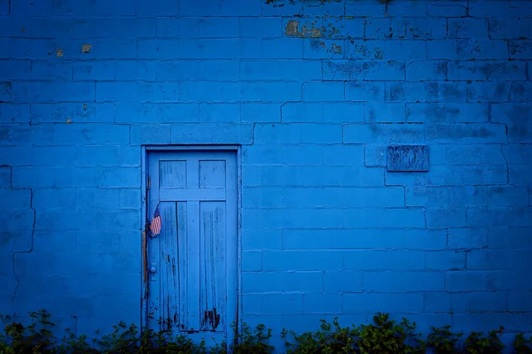 密歇根州路德宁顿一幢挂着美国国旗的大楼的蓝色墙壁 — 图库照片