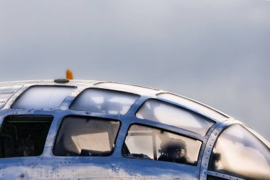 Doktorun burnunda sabah çiği, bir B-29 Superfortress Amerika 'nın 2023 sayılı hava gösterisinde sergileniyor Miramar, California' da..