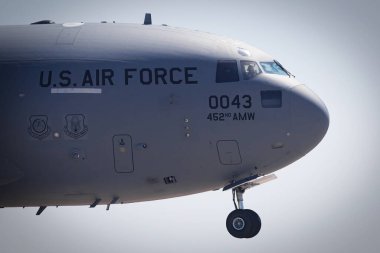 Bir Amerikan Hava Kuvvetleri C-17 Globemaster, Amerika 'nın 2023 sayılı Airshow' u için Miramar, Kaliforniya 'ya geliyor..