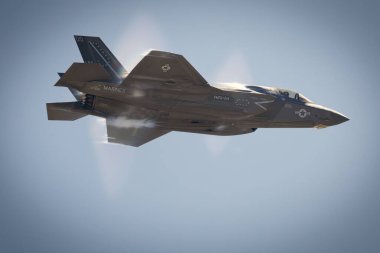Buhar, Miramar, California 'da Amerika' nın 2023 sayılı Airshow 'unda bir F-35 Lightning II civarında patlıyor..