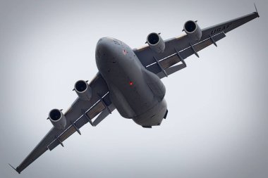 Bir Amerikan Hava Kuvvetleri C-17 Globemaster, Miramar, Kaliforniya 'daki Amerika Hava Gösterisi 2023' te olağanüstü bir dönüş gerçekleştirdi..