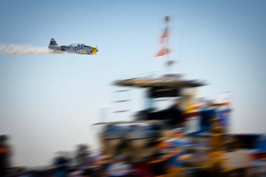 Miramar üzerinde savaşkuşlarının bir parçası olan bir T-6 Texan, Miramar, California 'da Amerika' nın 2023 sayılı Hava Gösterisinde.