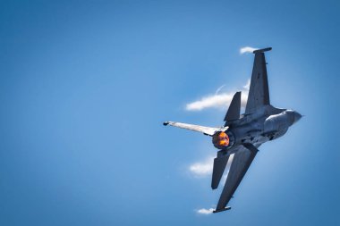 Buhar, Miramar, California 'da Amerika' nın 2023 sayılı Hava Gösterisinde Viper Gösteri Ekibi 'nin bir parçası olan F-16' nın etrafında patlıyor..