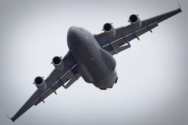 Военно Воздушные Силы Сша Globemaster Выполняет Экстремальный Поворот American Airshow Лицензионные Стоковые Фото